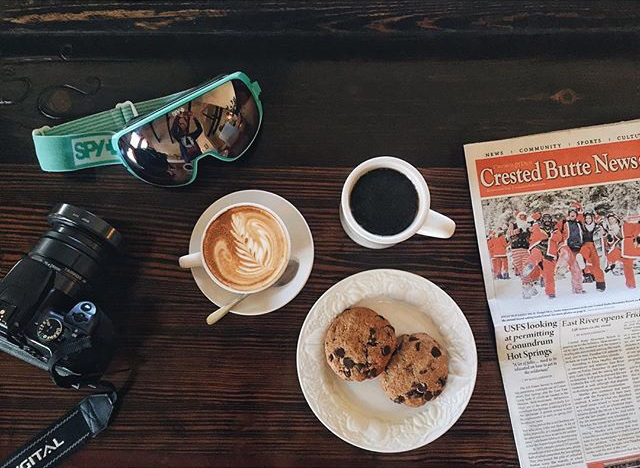 Good morning! @nickvisconti + @lauralawsonvisconti here, fueling up before we head to @skicrestedbutte! Looks like it's going to be a beautiful day! 