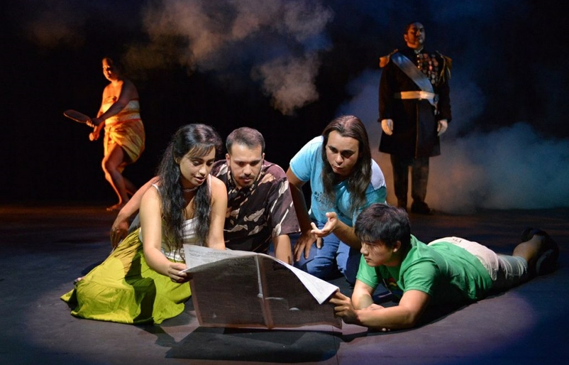 Aua-Ia-at-UHM-Kennedy-Theatre-4-Captioned-1024x777