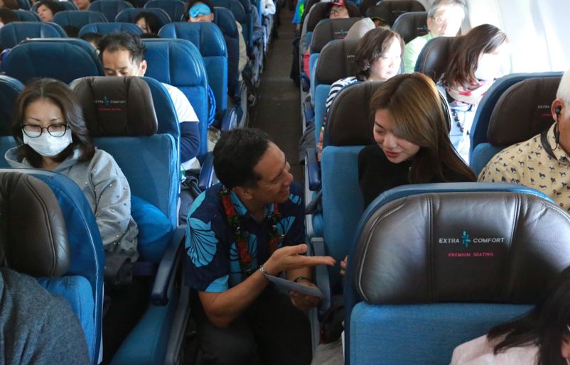 Flight attendant John Aiwohi helps a guest order her drink in ‘ōlelo Hawai‘i. IMG_2043