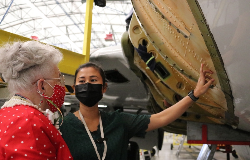 Eli Oki shows Mae Krier the rivets on Hawaiian's Boeing 717. IMG_4098