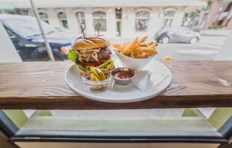 The famous Fête burger served with salty, fresh-out-of-the-fryer french fries K5D_5193-Edit