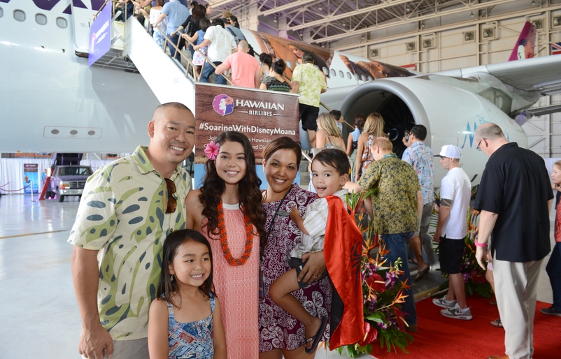 Onishi and her family with Hawai‘i actress Auliʻi Cravalho during an employee event for the launch of our Moana livery. PTH_3389