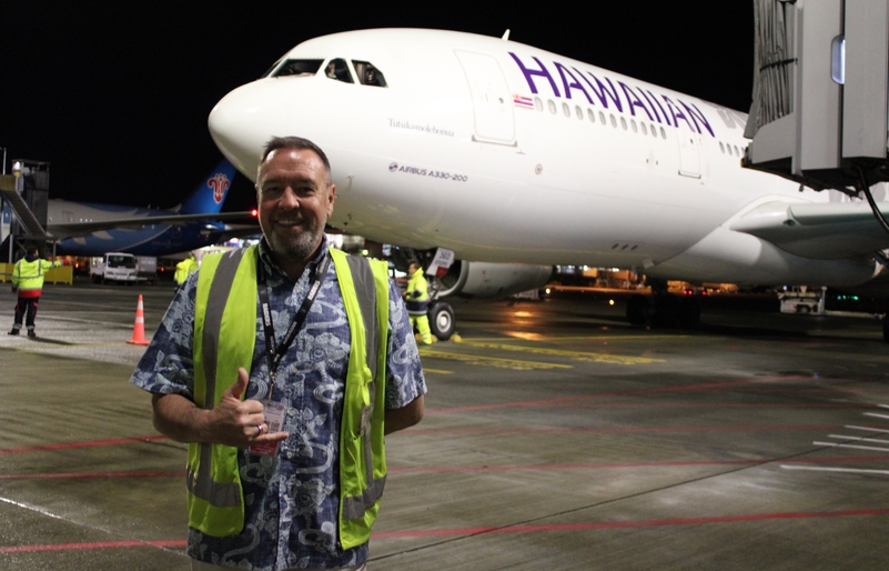 Williss pictured on the Auckland Airport tarmac in front of one of Hawaiian's Airbus A330 aircraft. Rusty and First Flight back to AKL - 030722 hj