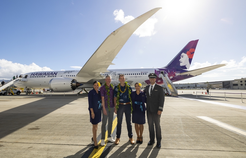 Darren Hulst, vice president of commercial marketing at Boeing (second from left), pictured with Hawaiian Airlines President and CEO Peter Ingram and flight crew. Group Shot