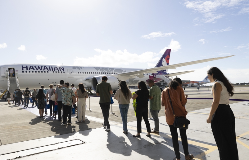Employees line up to see Hawaiian's first Boeing 787-9 after Kapuahiʻs blessing. Employee Tour