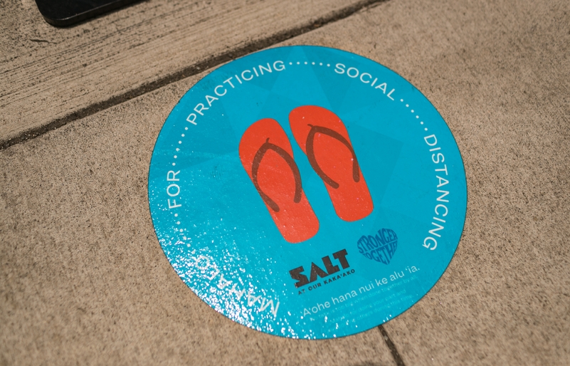 Social distancing sidewalk markers help neighborhoods like Kaka‘ako maintain a safe and healthy environment for both residents and visitors. hawaiianairlines-web-preview-195