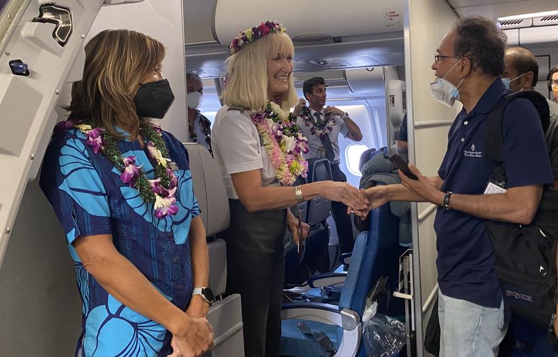 A guest thanking Capt. Kendall "Kiki" Culler for a smooth flight and her service image-20220717-004102-b606760c