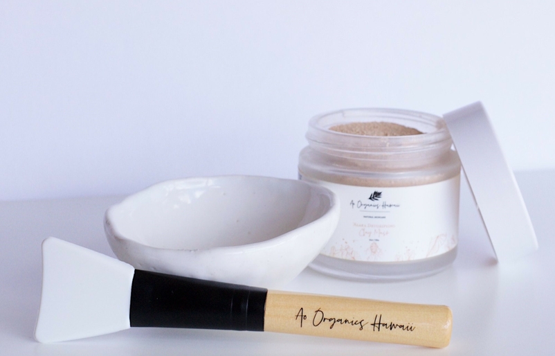 Shoppers can purchase Davis' Hawaiian spa facial kit prior to attending her live Meet the Makers event! Items in the kit include a face mask applicator brush, facial mixing bowl, and ʻAlaea detoxifying clay mask. mana up2